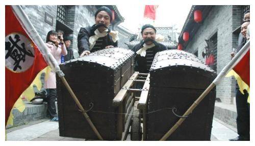 这一种走镖方式,顾名思义,就是正大光明,大张旗鼓地押镖,一般常见于大