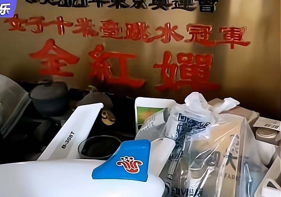 内景|全红婵老家内景罕见曝光，奖杯与杂物放一起，证书奖牌挂墙上