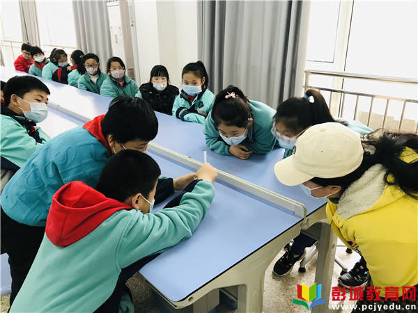 飞天梦永不失重徐州市云苑路小学组织观看天宫课堂第二课直播