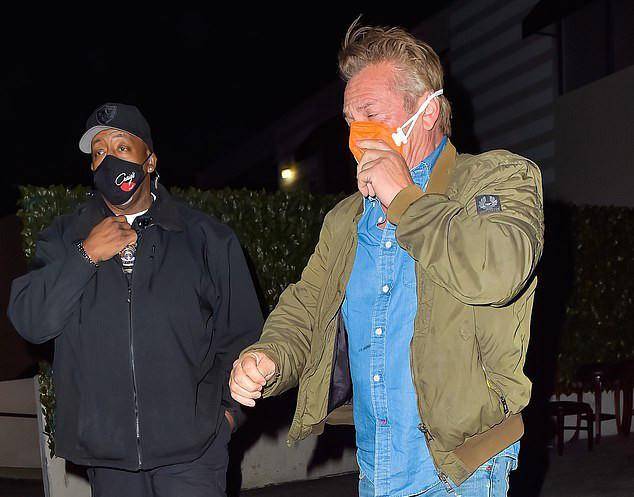 影帝西恩潘29岁妻子申请离婚,两个月前还牵手秀恩爱