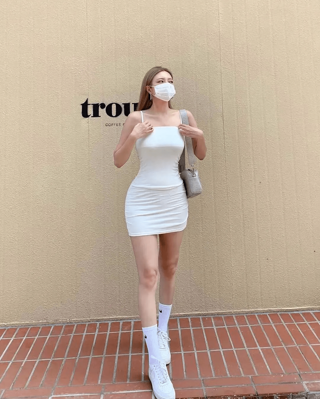 今天给大家介绍的是一位拥有超高的人气主播—米娜,凭借着甜美的五官