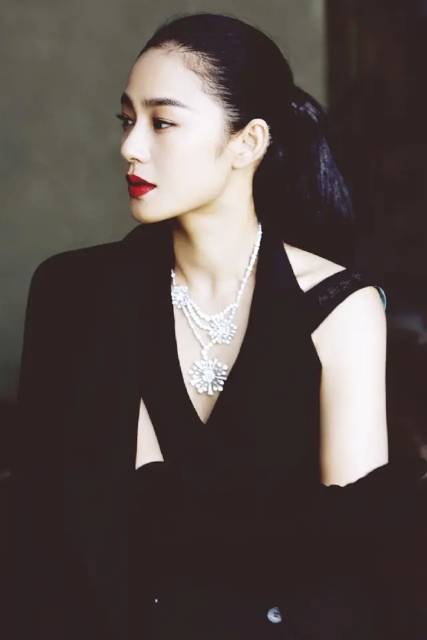 42岁周韵不愧是东方古典美人 黑色长裙韵味十足 不像两孩妈_低调_女神