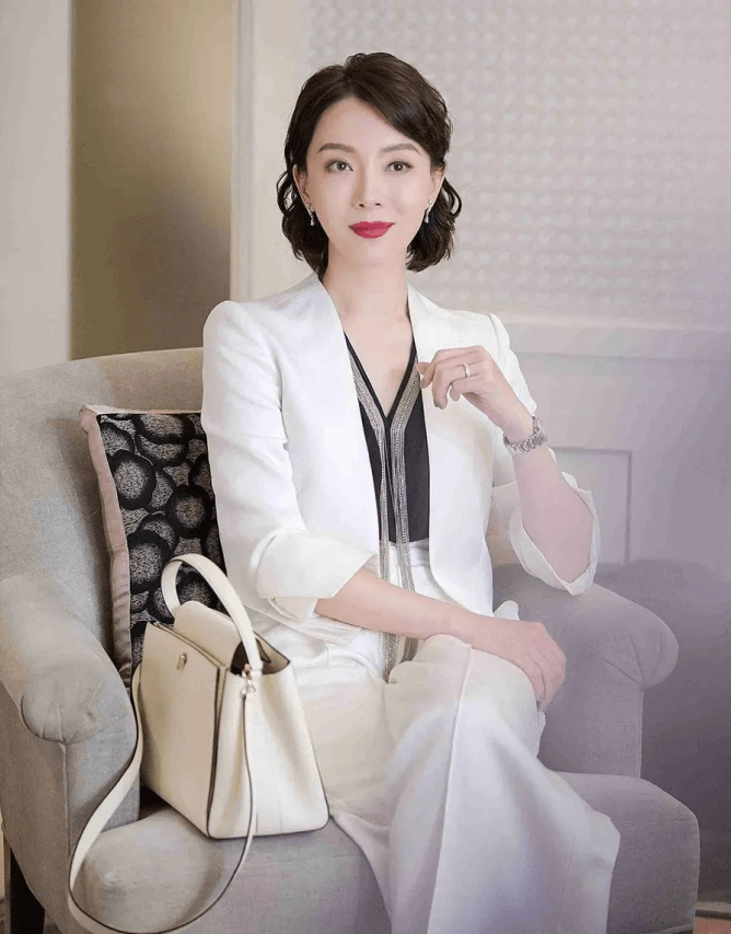 45岁的陈数化身职场穿搭教科书,知性干练超有范_西装_颜色_造型