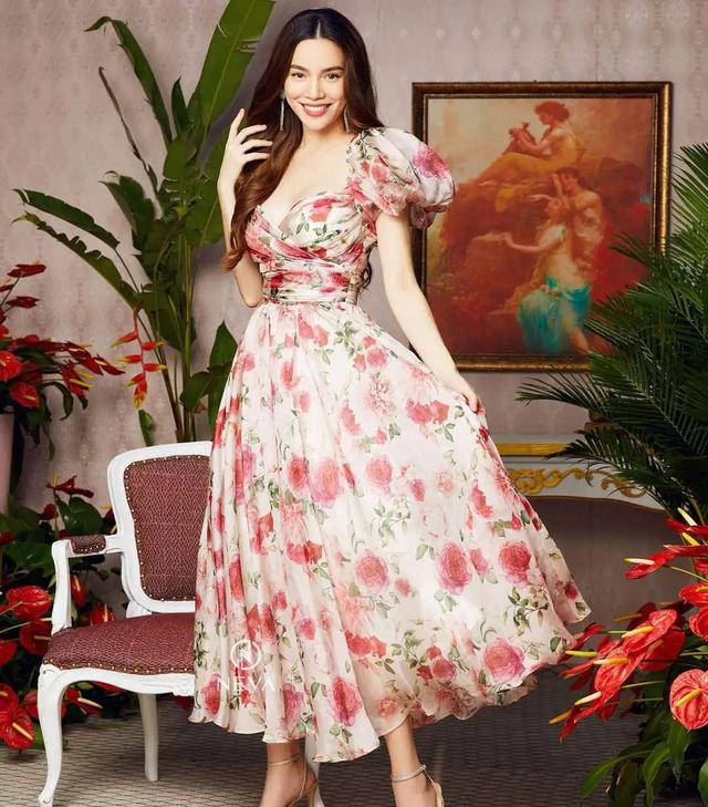 身材 越南流行天后胡玉荷 才华出众会穿搭 玫瑰印花裙美炸了