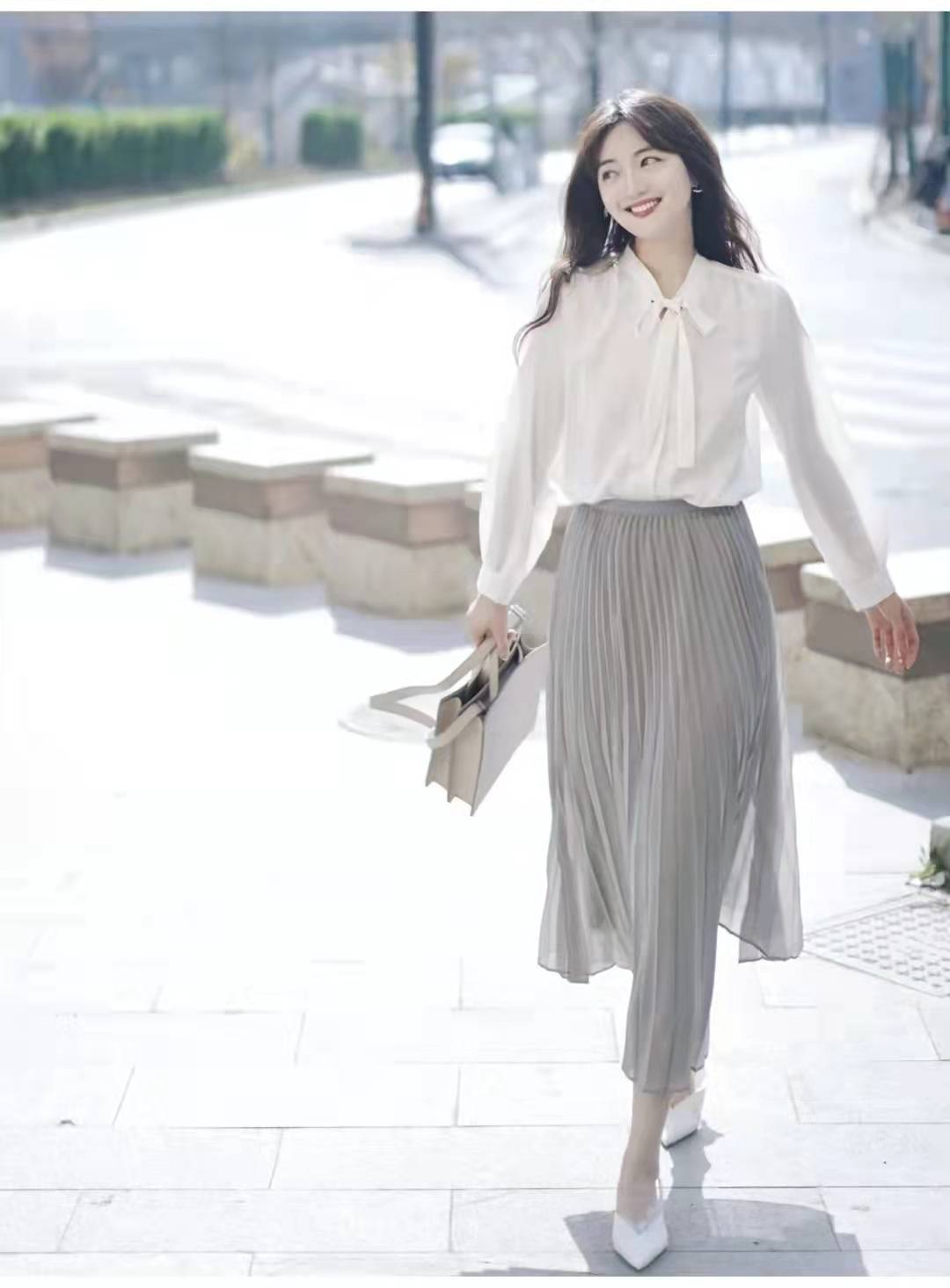 长款百褶裙搭配什么上衣和鞋子好看