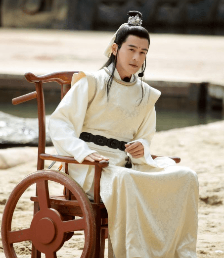 郑少秋|这10位男明星，简直演活了武侠第一美男，个个让女人心跳加速！