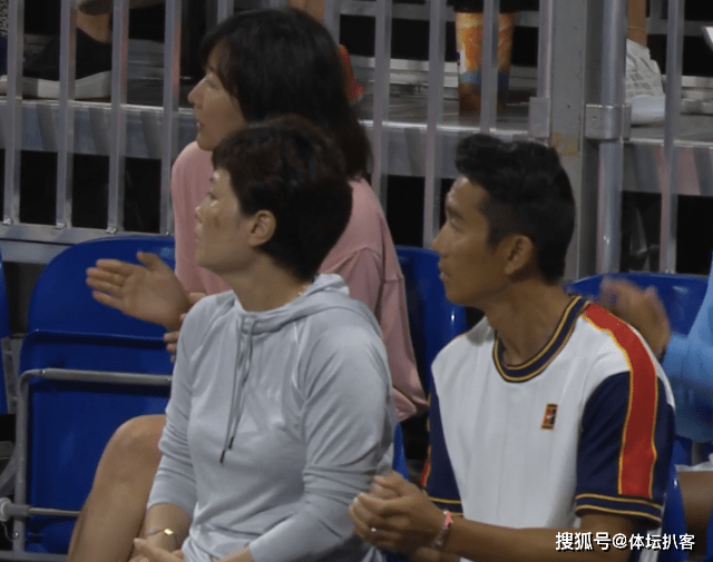 新星惨遭大逆转,前国脚父亲 世界冠军母亲现场观战_商竣_比赛_商毅