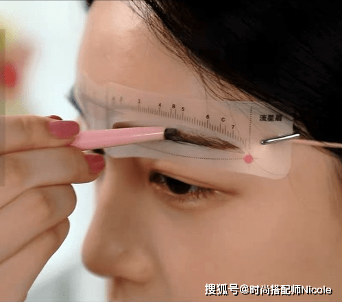 Nicole50岁的女人，化妆不用扮嫩，画这3个地方就够了，优雅还显气色好