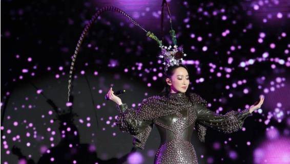 因为卸妆后，萨顶顶从神婆变女神，网友感叹：早卸妆早就红了