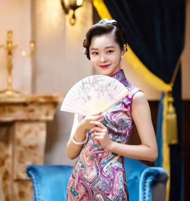 景甜 穿上旗袍摇曳生姿，除了景甜以外，这位女星的身段也不差
