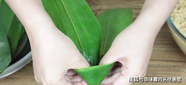 加入适量|教你包粽子啦,江南经典五花肉四角粽,肉馅肥而不腻,粽香四溢