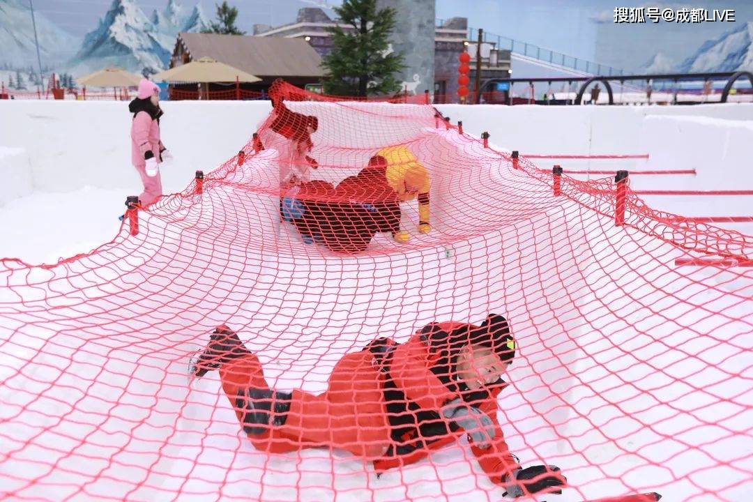 雪地大冲关开球,跃起,暴扣,一气呵成将排球投入分数框内即可获得对应
