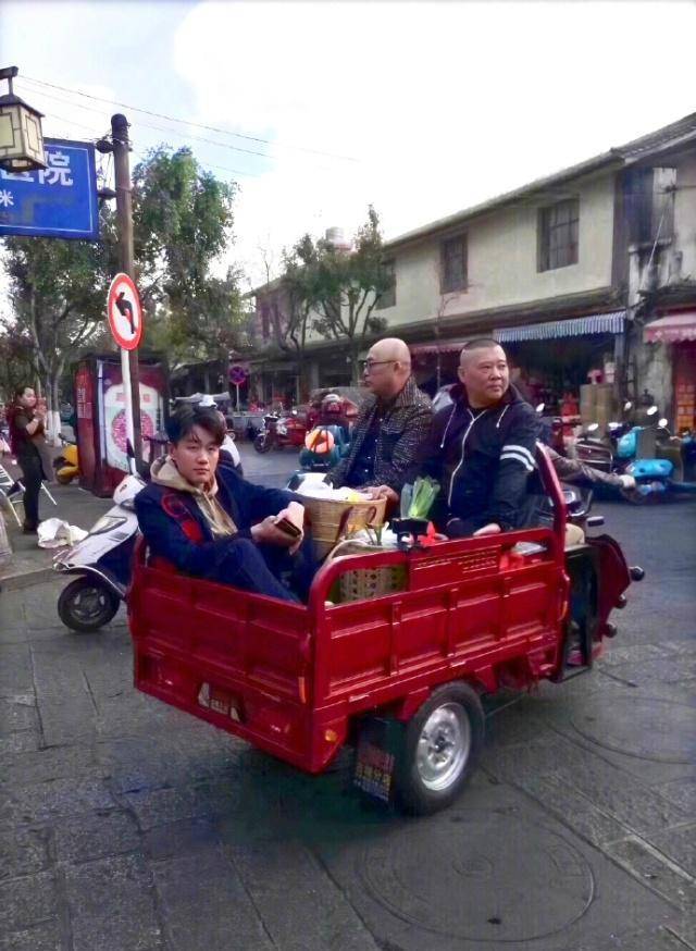 发型|佟大为晒与郭德纲和孟非同框照片，称自己因为发量而格格不入