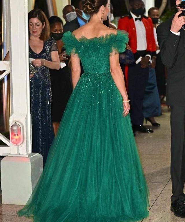 王浩 威廉夫妇出席国宴，凯特王妃穿绿色闪耀礼服，旁边的女士都惊艳了