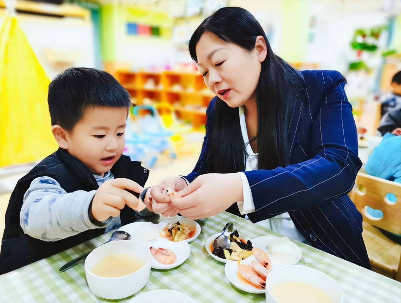 食品|红薯发霉、芽菜过期，一幼儿园被曝用腐烂过期食材，孩子集体腹泻