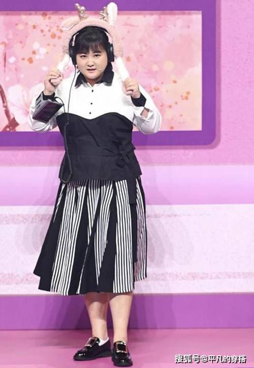 服装 “新晋女导演”贾玲拍写真 彩条连衣裙美感十足 但鞋子不太协调