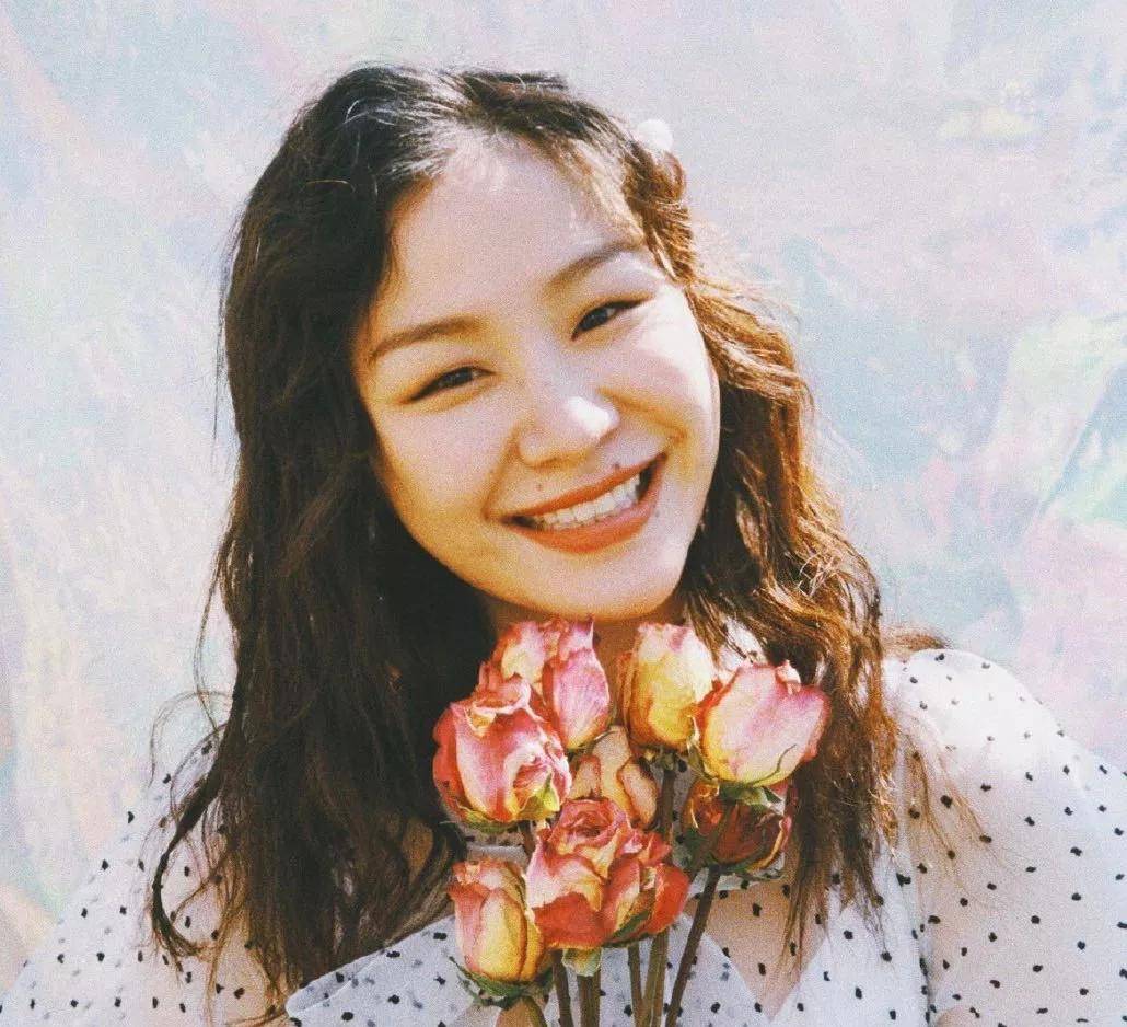 一身 金靖原来是个隐藏“时髦精”，与关晓彤撞衫，输了年龄赢了气质