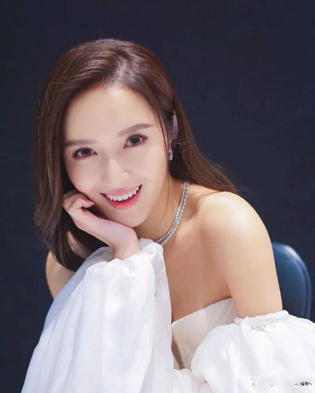 "香港甜心"邝洁楹 颜值清丽身材好 抹胸"开缝"显窈窕_风格_仙女_女人