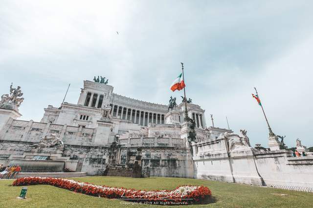 意大利罗马最大的广场，由白色大理石打造，耗时二十多年修建而成