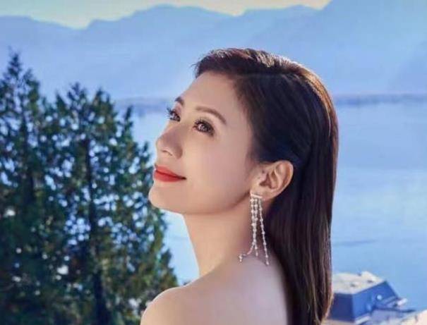 贾静雯近照换新发型气质甜美像少女身边两只萌萌的动物抢眼