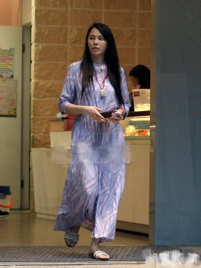 黑色 伊能静贴下睫毛像苍蝇腿，衣服起球还在穿，明星都这么节俭了吗？