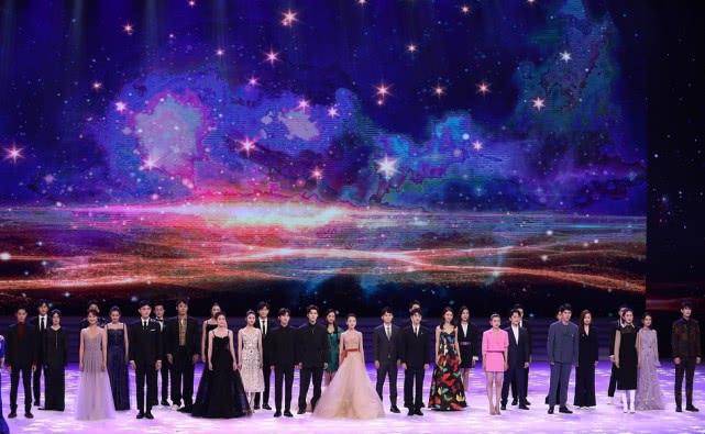 周冬雨 穿了N套dior，大使张雪迎终于穿了套华丽高定！却被周冬雨抢了镜