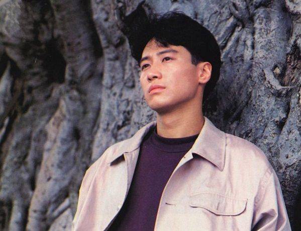 而步入老年且素颜的黎明,他开始发福起来,脸上的肉已经将他的帅气给