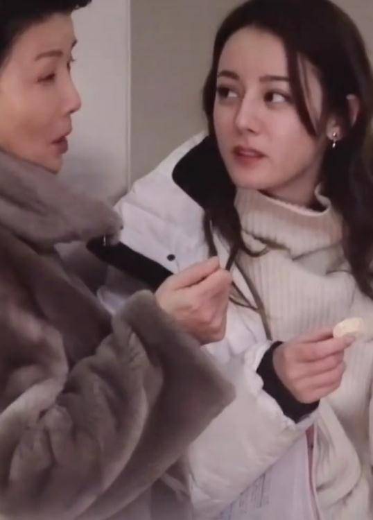 手指|迪丽热巴被狗狗舔手指,她的反应扎心无数人,嫌弃就别“装”了