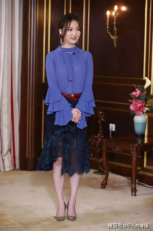 小周 世界小姐冠军余声好美 穿蓝色长衫显温婉 人称安徽“小周群”