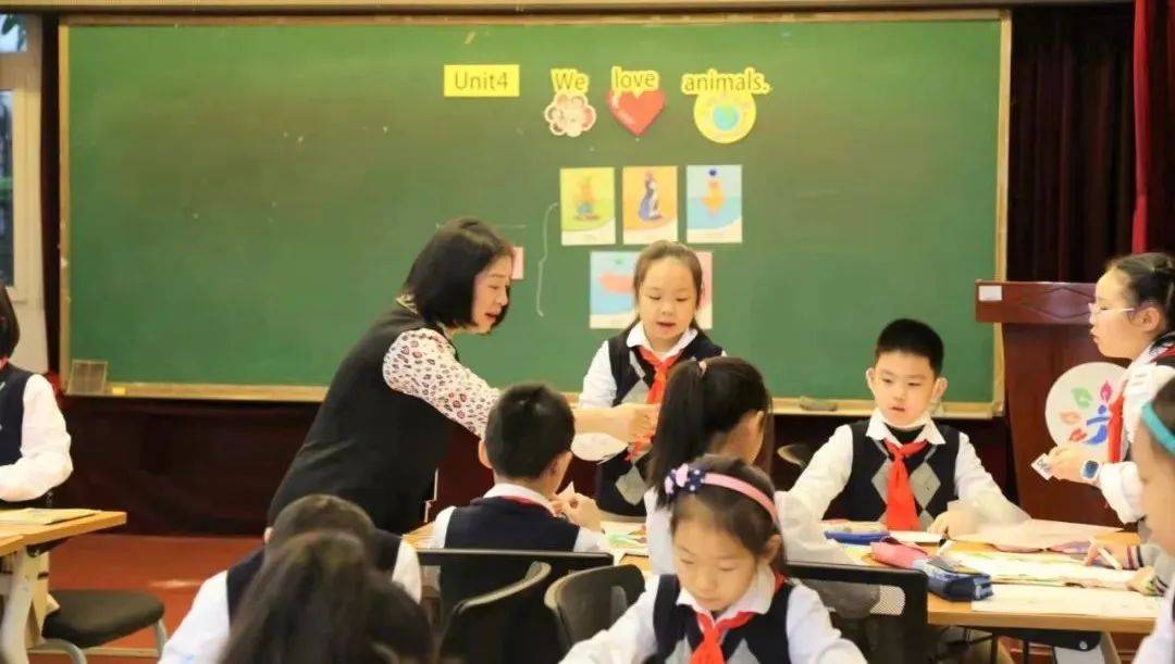 同时,李竹老师结合"双减"政策和生活知识为学生布置英语作业,开展英语