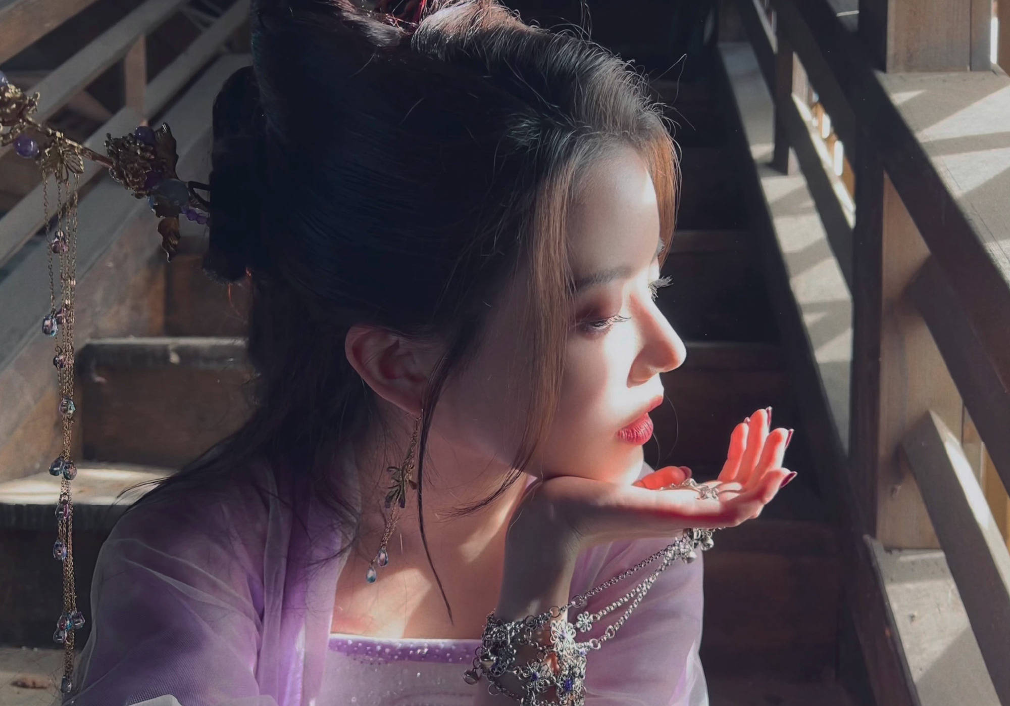 孙珍妮晒长月烬明杀青照和白鹿合影呆萌可爱