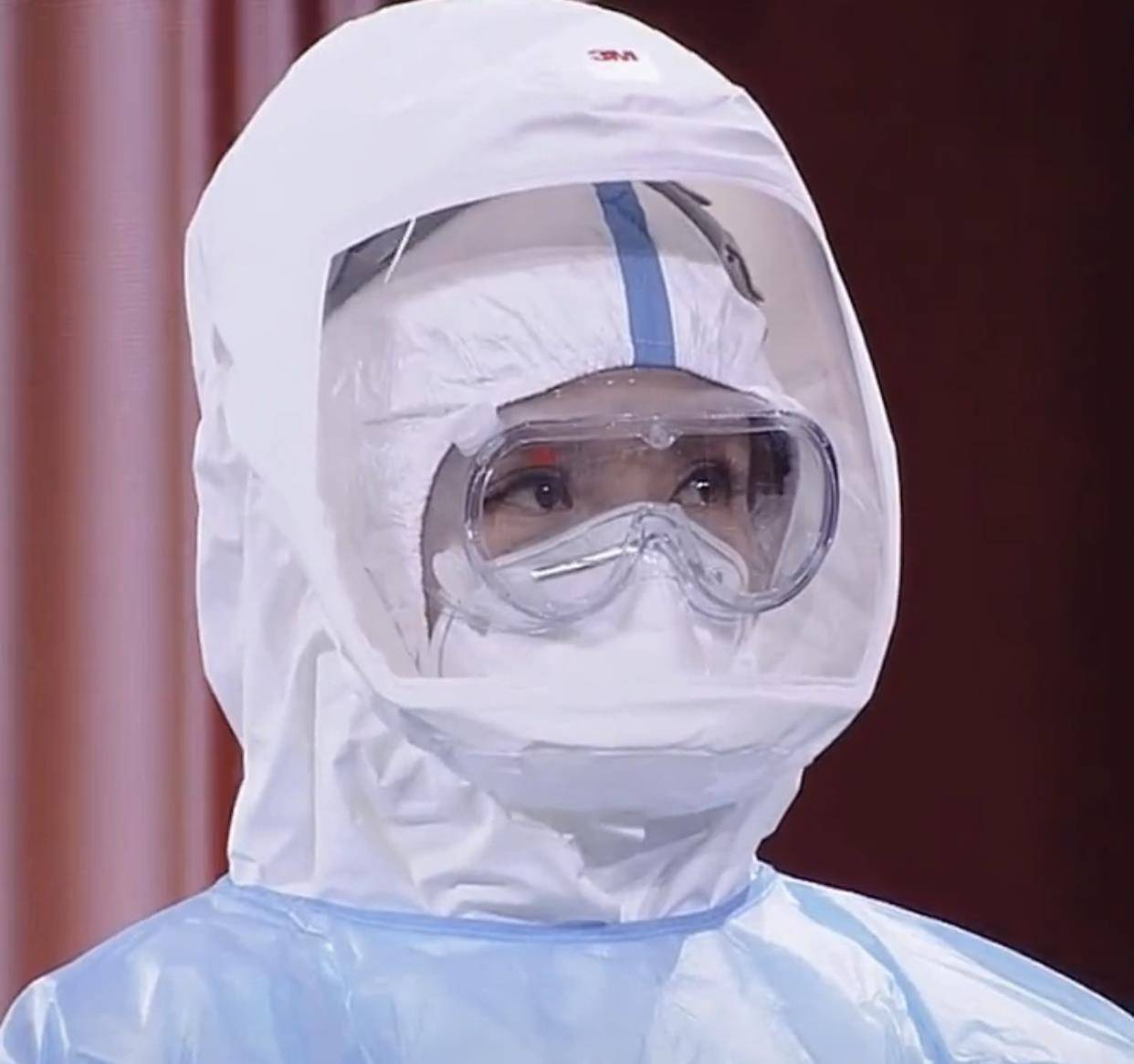 朱迅含泪致敬医护人员,穿5分钟防护服满脸勒痕,吹手套自嘲外行_工作