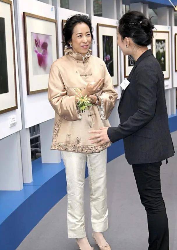 郭晶晶 难怪郭晶晶受宠！61岁朱玲玲撞脸儿媳妇，婆婆年轻时可没少受委屈