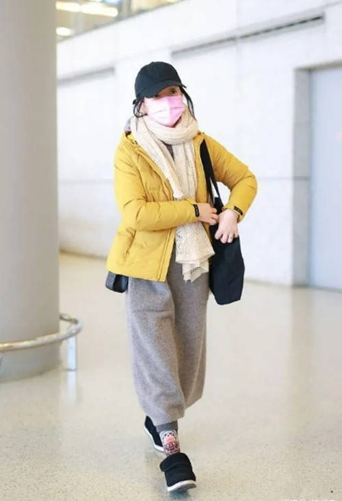 服装 46岁的周迅这次搭配对了 亮黄外套大方抢镜,发型好独特