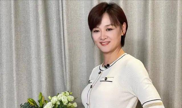 曾是央视主持人的李小萌为了女儿回归家庭49岁素颜露面人消瘦