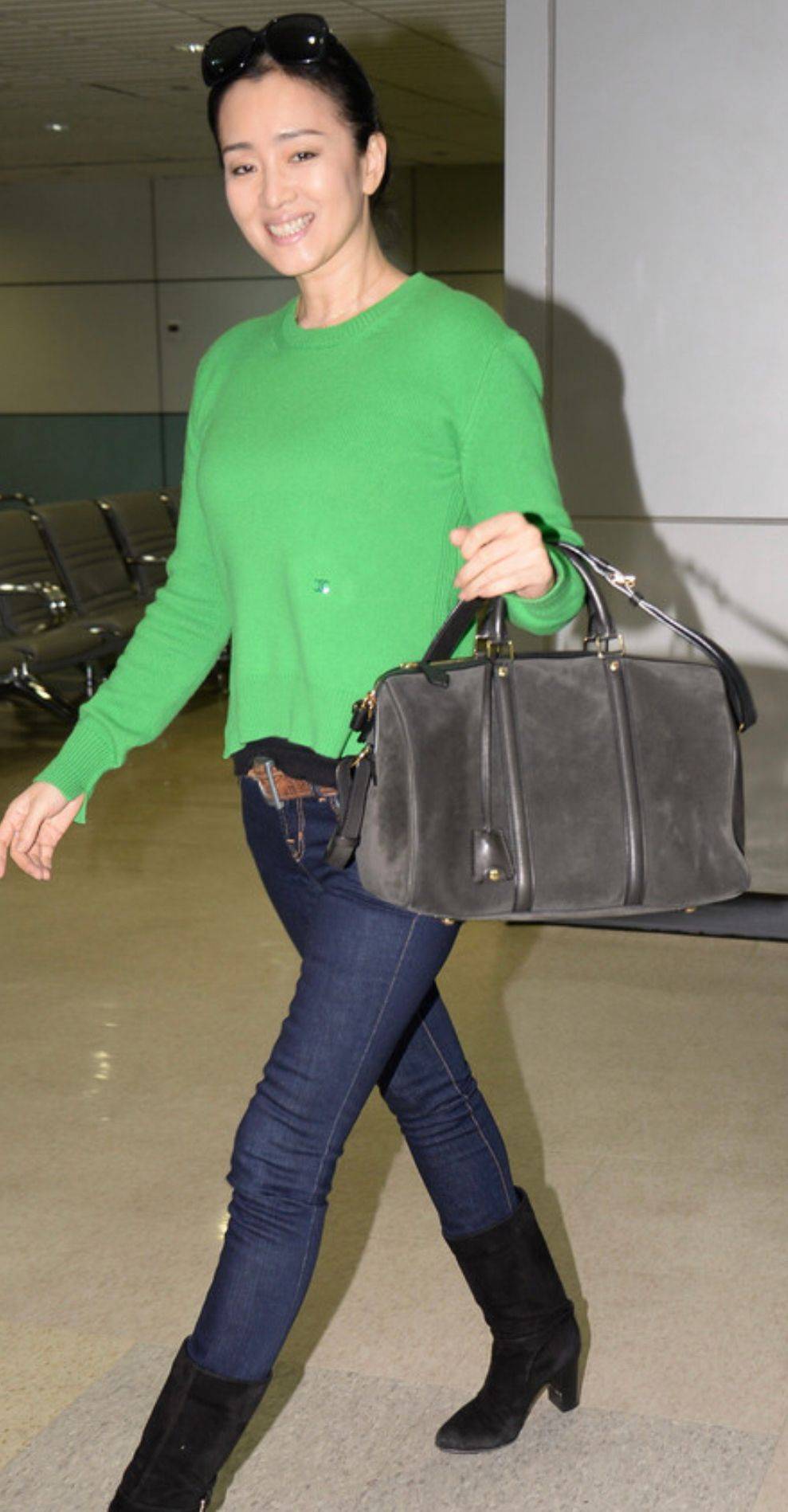 服装 巩俐穿基础款也有女王范，绿色毛衣配牛仔裤，看似简单其实挺高级