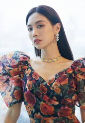 女神穿毛衣配短裤，整个人少女感十足，皮肤白嫩不愧是女神级别