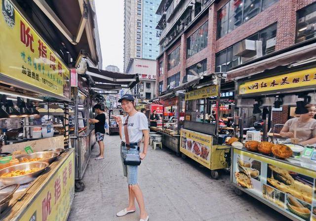 兄弟|杜若溪与严屹宽坐大巴旅游，小两口流连美食街，晒照秀恩爱