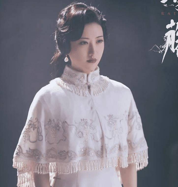 因为 古力娜扎新剧穿旗袍显老气，景甜却像人间富贵花，气质输在发型上