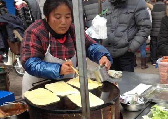 石子上|早餐店眼看就要开不下去，老板灵机一动生意火爆，烙饼不用锅