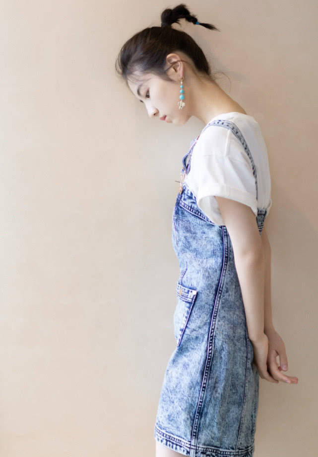 魅力 张子枫很少穿裙子是有原因的，一穿“初恋裙”，比关晓彤还美！