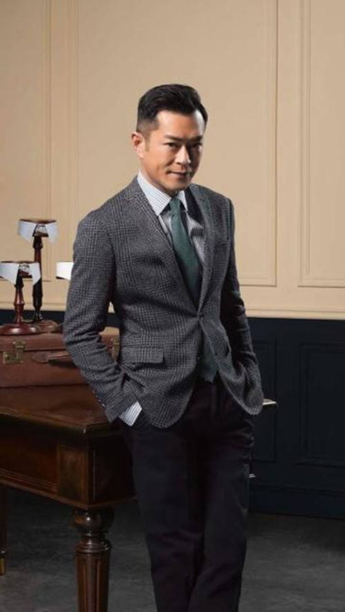 举手投足 49岁的古天乐和宣萱同框 穿格纹西装显年轻 举手投足绅士范