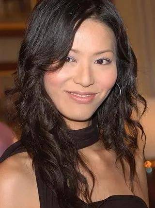 不过听说她人缘很好,性格乐观开朗,与蔡少芬,郭可盈,陈慧珊并称为"tvb