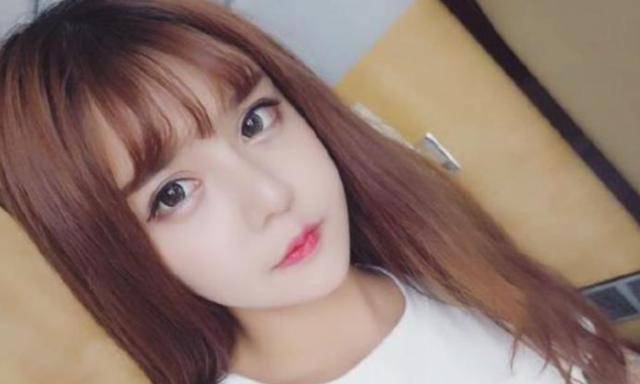 女孩子有种妈妈叫“韩安冉”：自己整成网红脸，却喜欢女儿“纯天然”