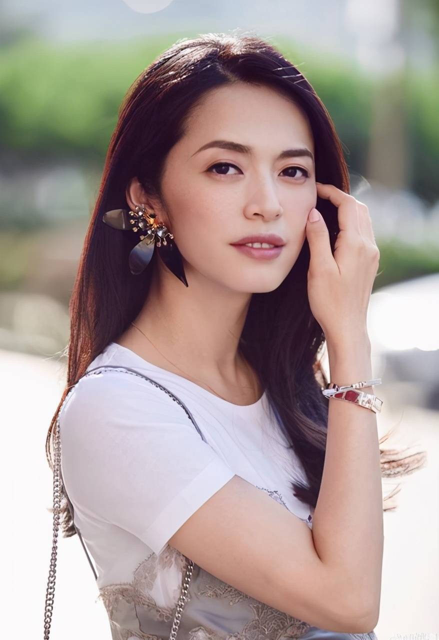 黑色 姚晨和老公甜蜜亮相机场 机车风搭配花衬衫 老公头发稀松