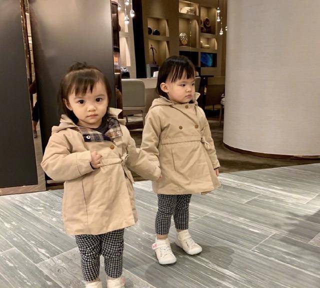 美容熊黛林晒2岁女儿用美容仪,手法专业爱臭美,网友却称没妈妈漂亮