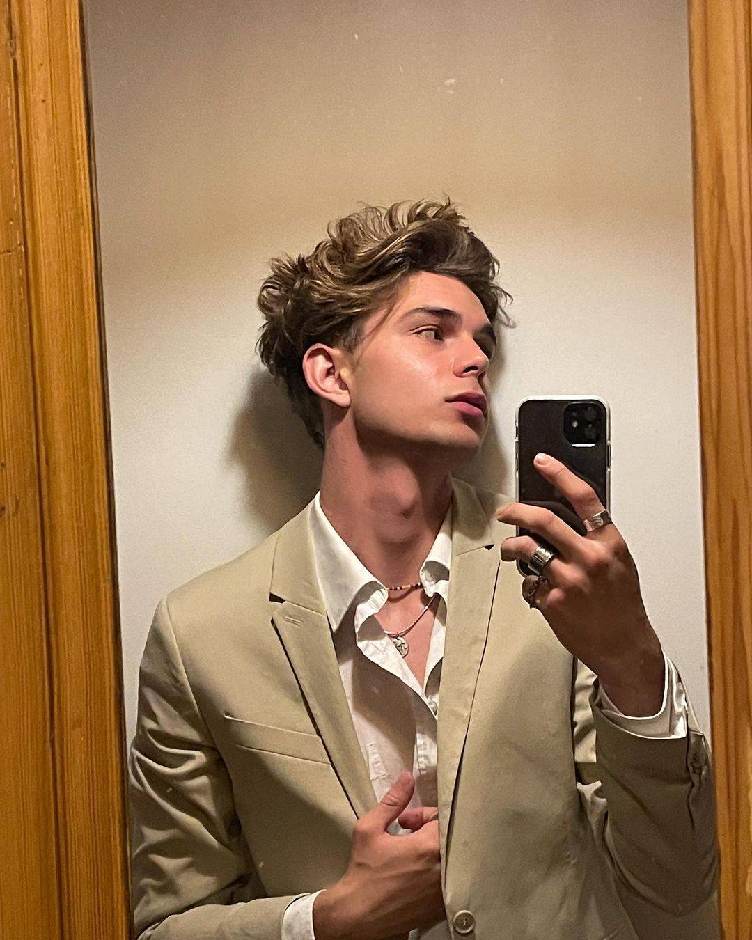 原创22岁德国天菜雕塑般深邃颜值狂圈百万粉换上衬衫化身霸气帅总裁