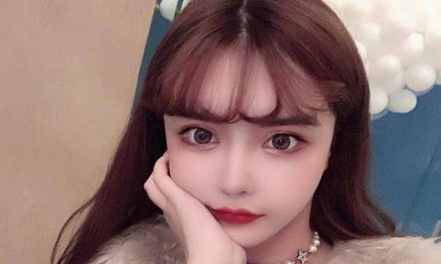 女孩子有种妈妈叫“韩安冉”：自己整成网红脸，却喜欢女儿“纯天然”