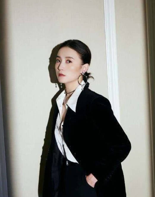 宋佳 袁咏仪新剧带包进组，50万爱马仕碾压全场，却被嘲造型很老态！