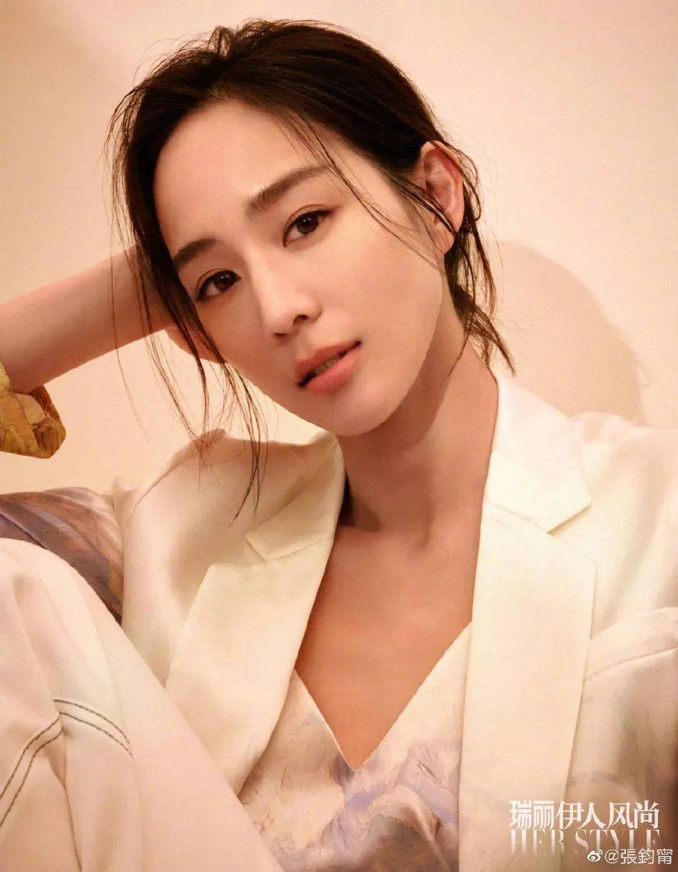 张钧甯春日写真靓丽多姿肤白貌美大长腿太性感撩人